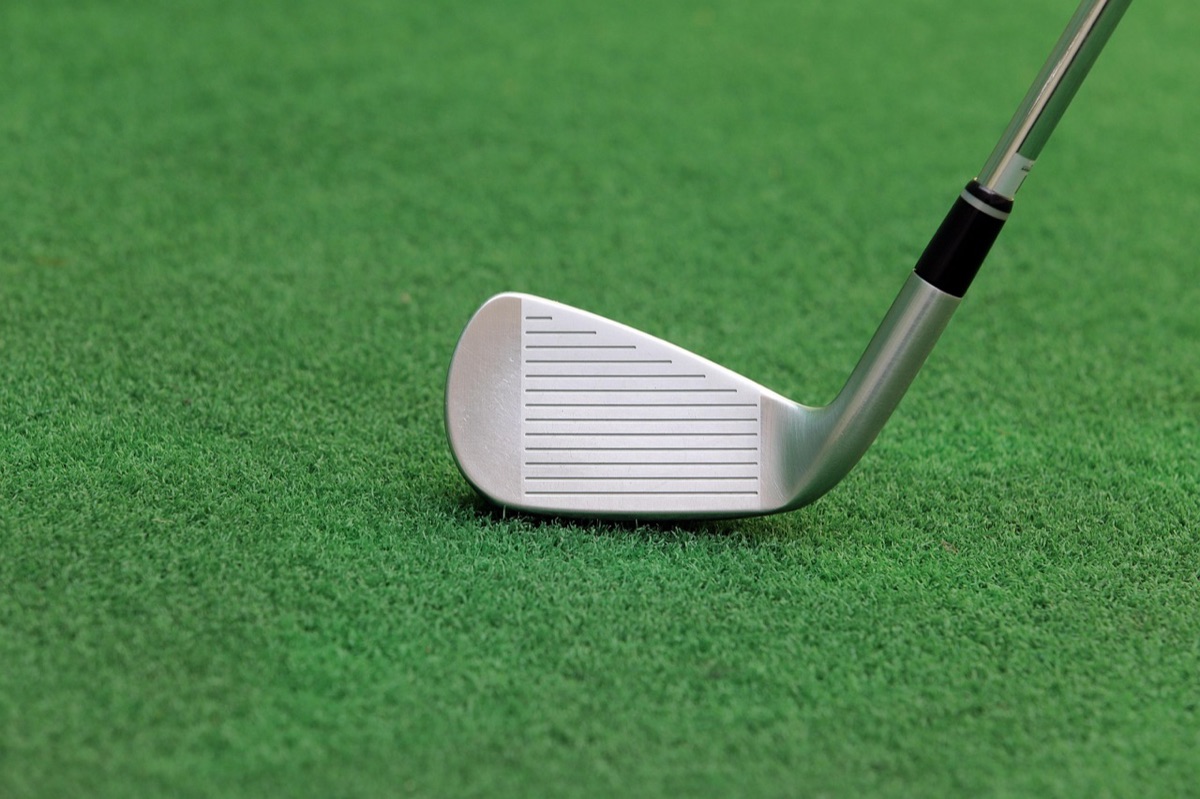 Nahaufnahme eines hochwertigen Carbon-Golfschafts.