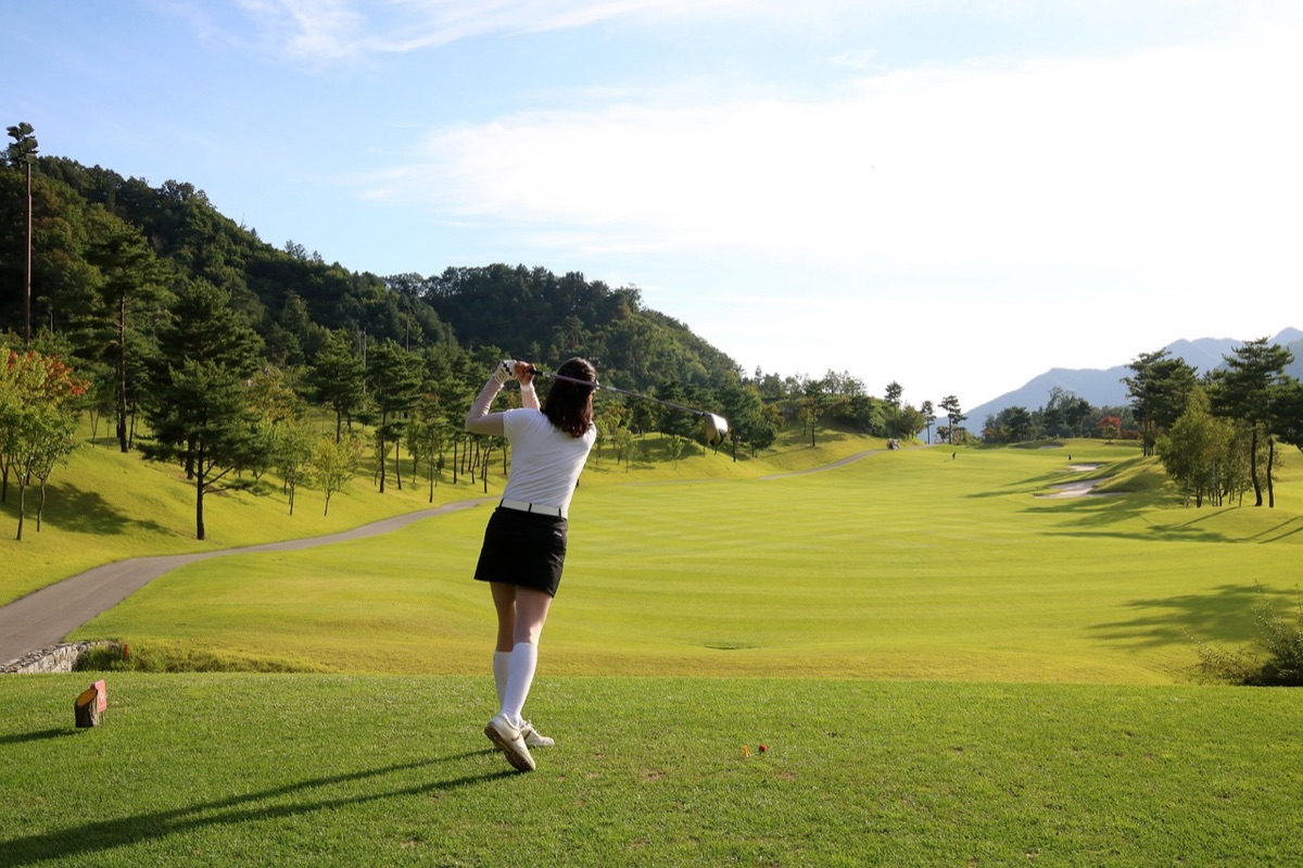 Diversi modelli di aste per driver da golf su uno sfondo tecnico