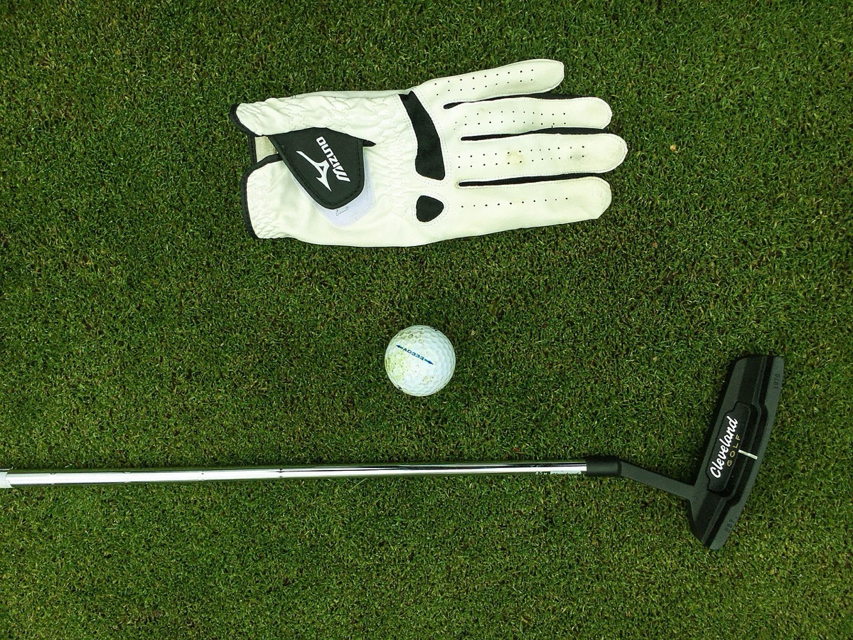 Un esperto che analizza le specifiche delle attrezzature da golf