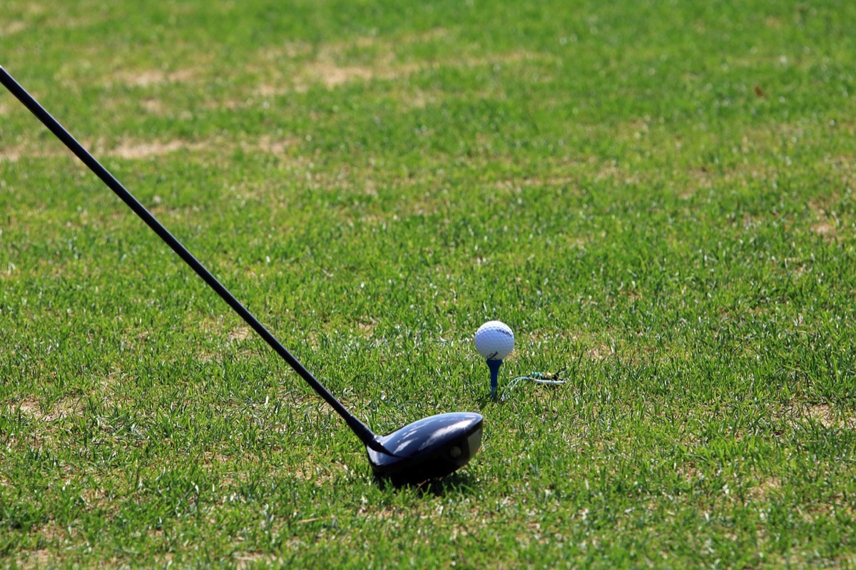 Detail van een golf driver clubhoofd en shaft