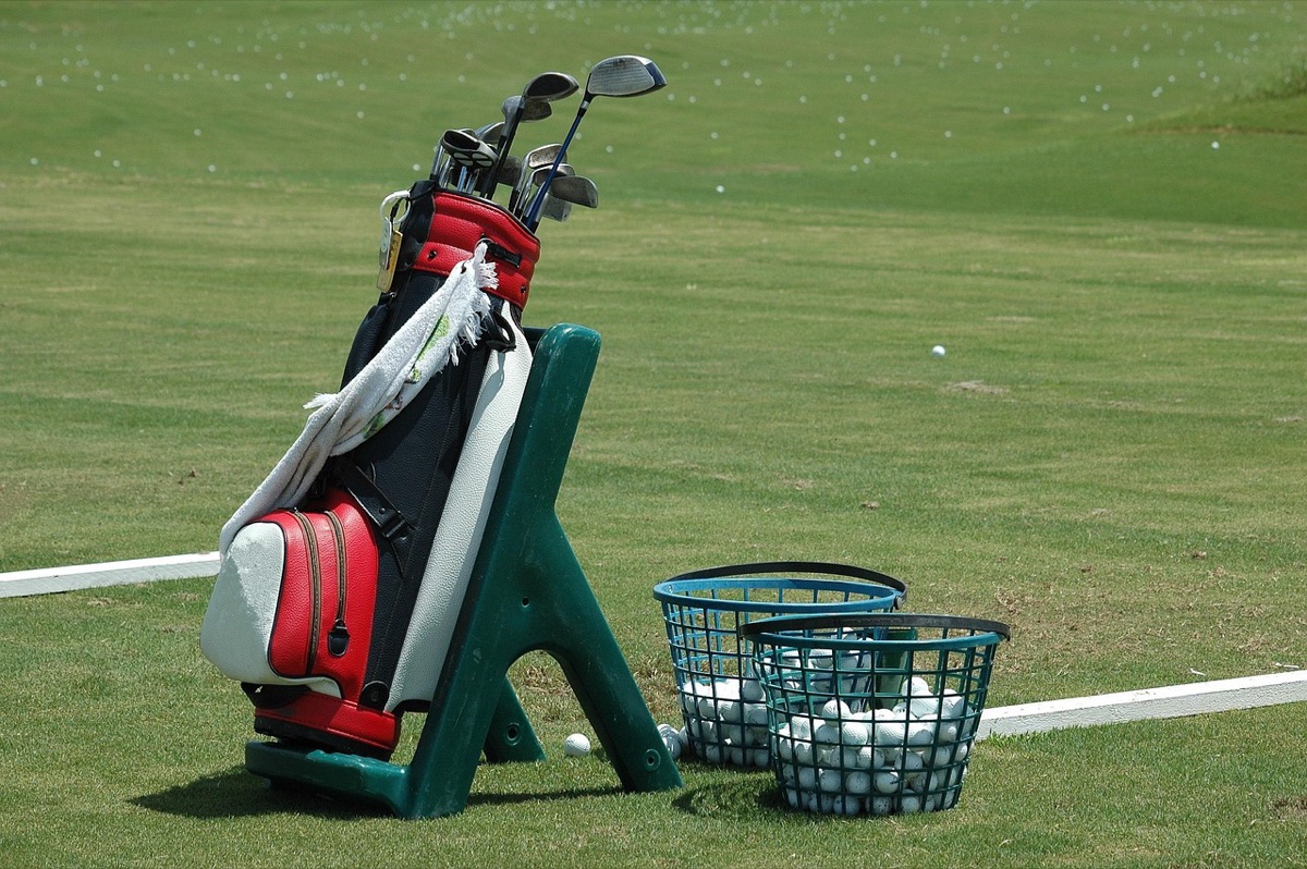 Conjunto de diferentes shafts de driver de golfe para comparação de especificações.
