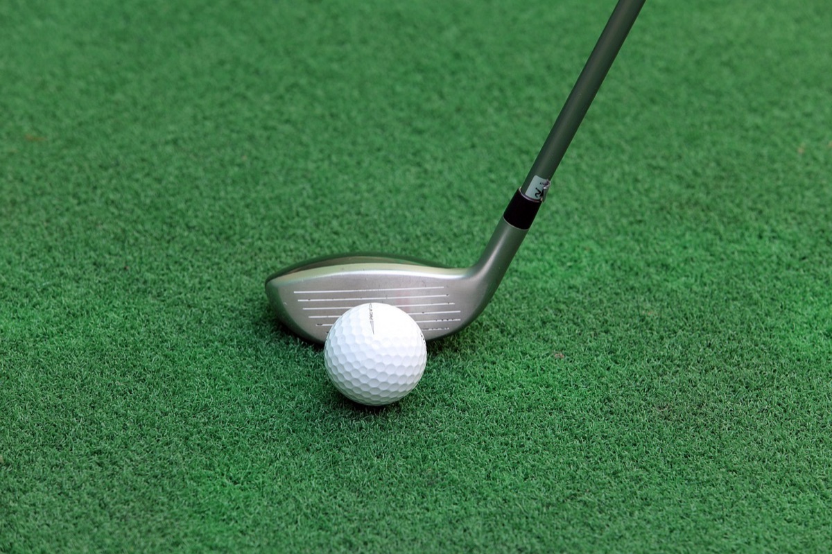 Equipamento de ajuste de clubes de golfe profissional em um estúdio de fitting.