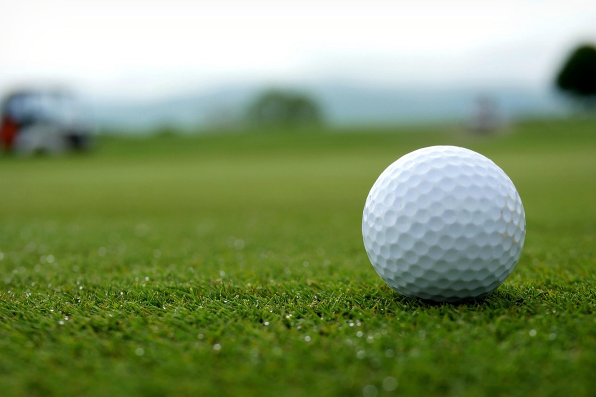 Ein vollständiges Golfclub-Set in einer Tasche