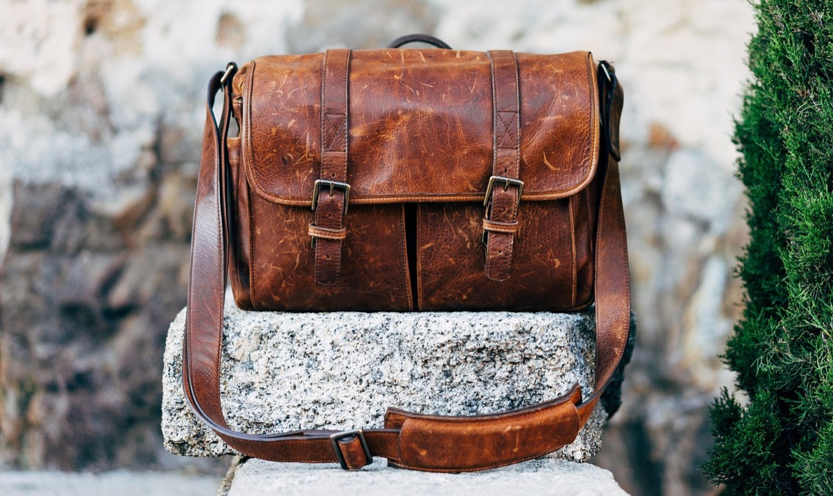 Bolsa de golfe profissional com acessórios modernos.