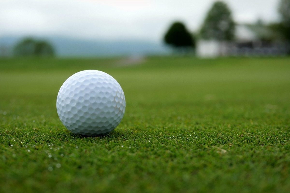 un architecte de golf avec une règle de mesure