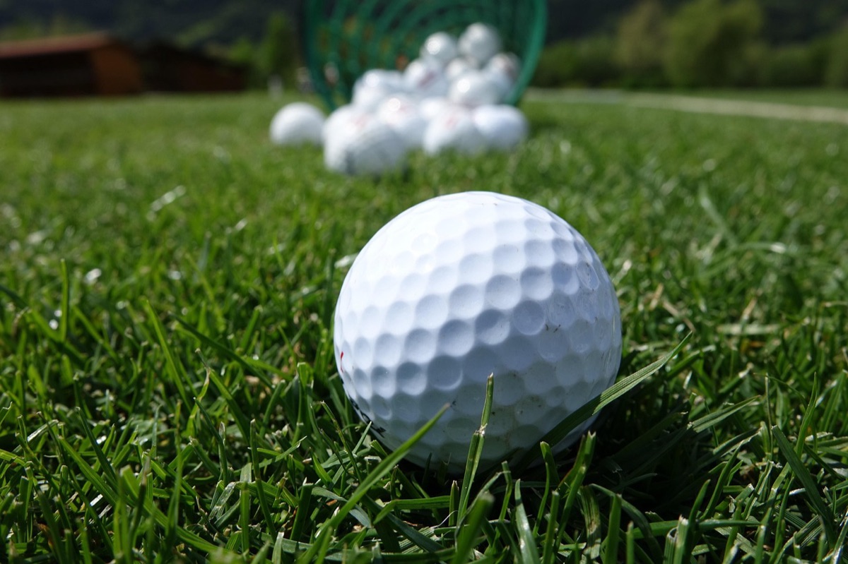 un layout di un corso di golf con monti dietro