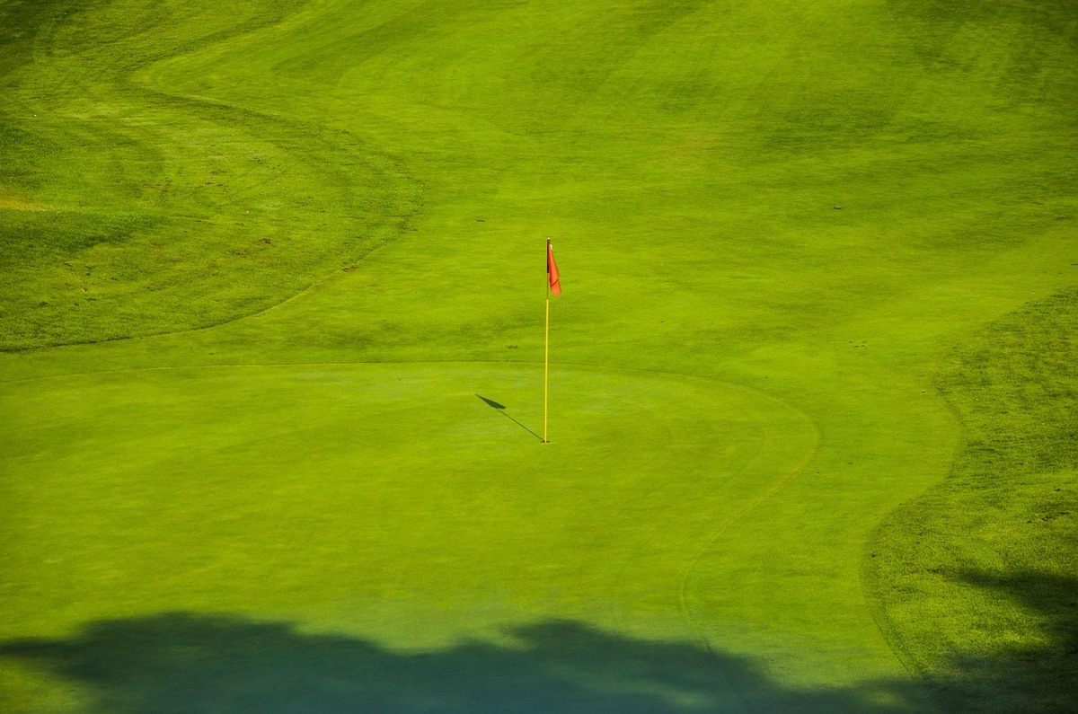 Golf course terrain features